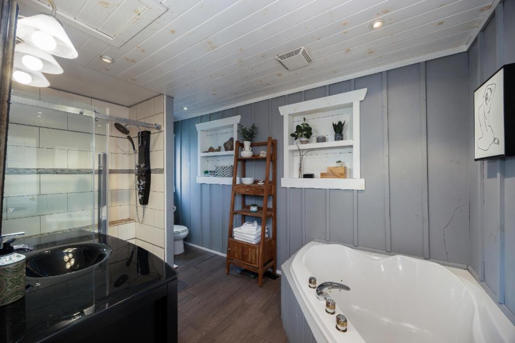 The Trace At Oak Lake Havelock Room photo